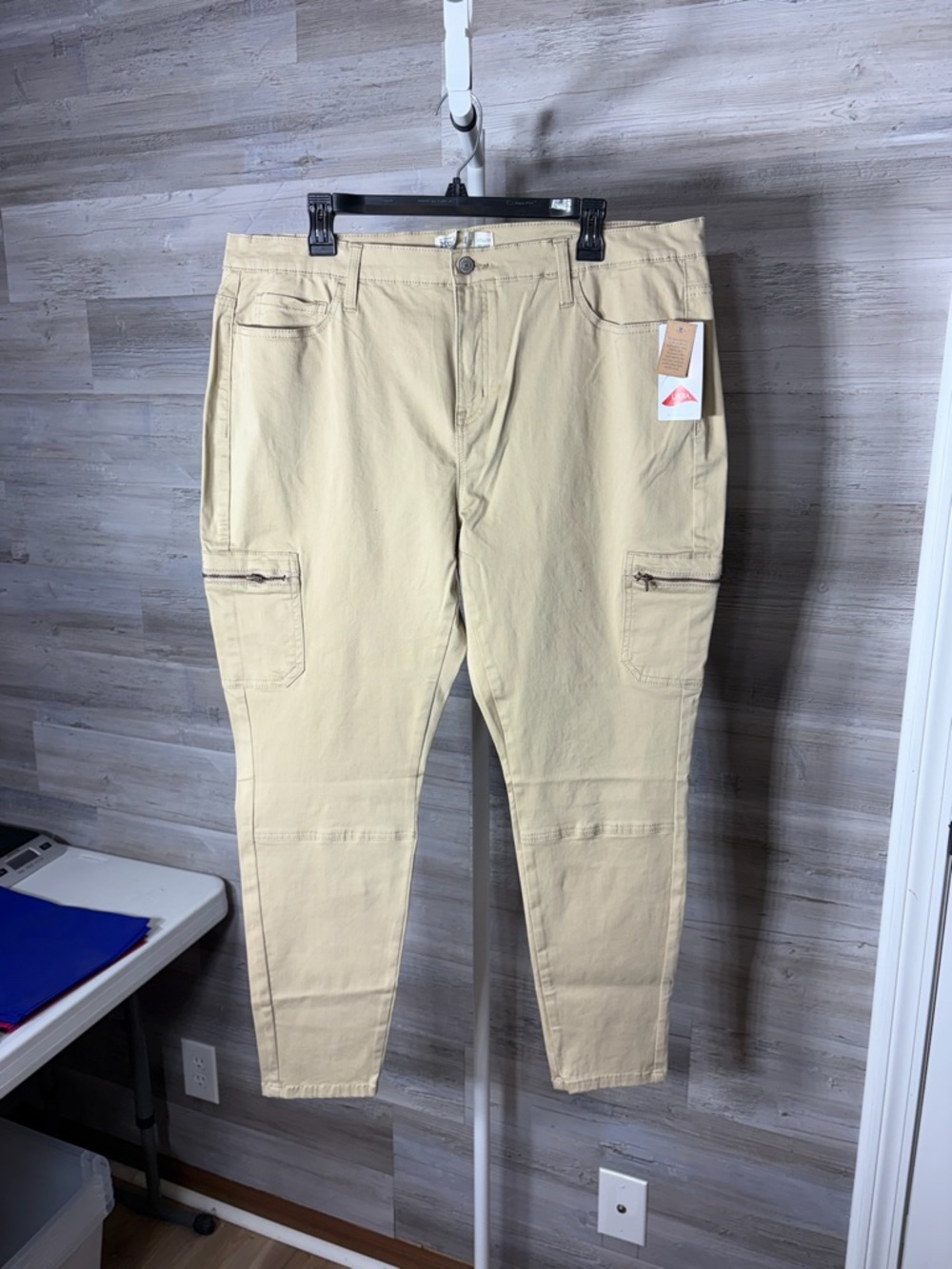Mudd Beige Cargo Ankle Pants with Zip Thigh Pockets 1879